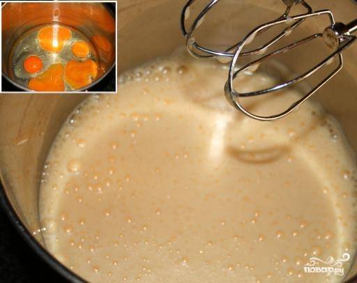 2. Бисквитную основу готовят традиционным способом. Я взбивала яйца с сахаром до образования пышной массы. Можно взбить белки отдельно, а желтки растереть с сахаром, после чего смешать все ингредиенты.