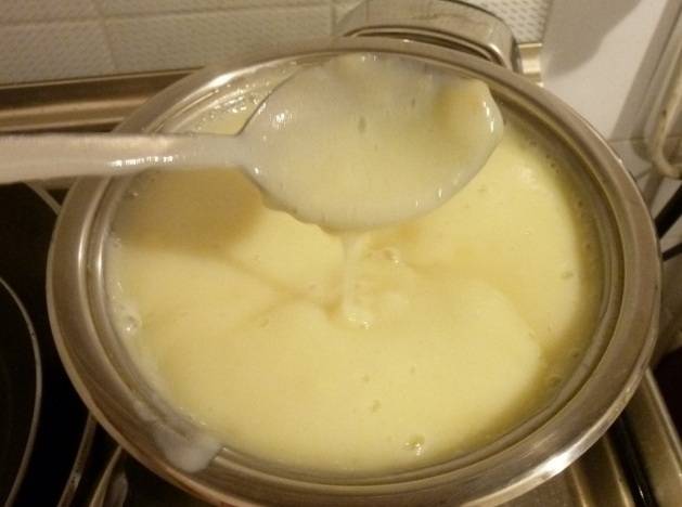 Для крема мы наливаем в кастрюльку молоко, добавляем сахар, яйца, 3-4 ложки муки и ванильный сахар. Перемешиваем все и ставим на огонь, варим на медленном огне, пока масса не загустеет.