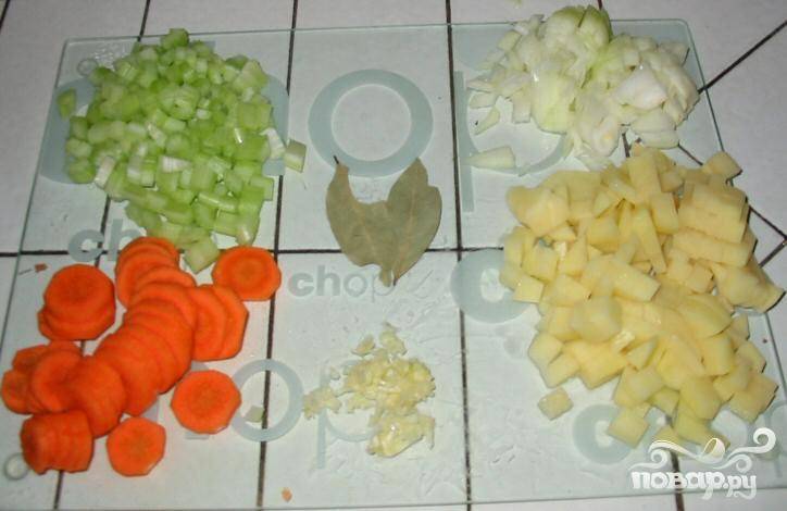 1.	Почистить и порезать кубиками картофель, порубить лук и сельдерей и нарезать кружочками морковь. Разбавить в чеснокодавке или мелко нарезать чеснок.