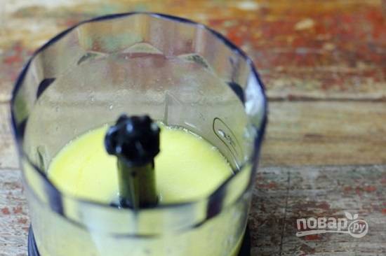 Приготовим заправку. В чаше блендера смешаем две ложки нерафинированного ароматного масла, мед, чеснок и две столовые ложки лимонного сока.