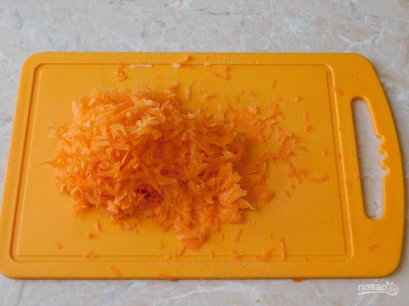 Очищенную морковь натрите на мелкой терке.
