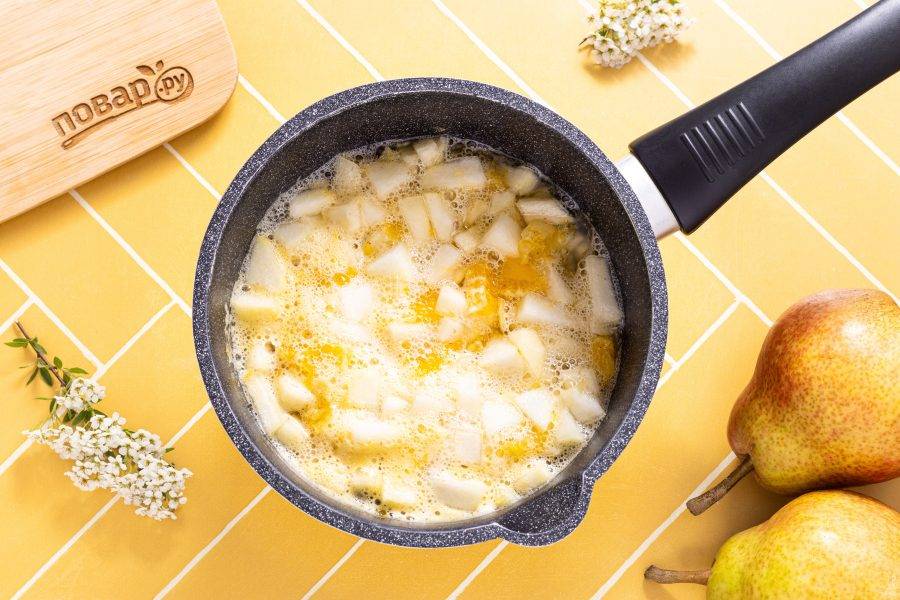 Переложите груши с апельсином в кастрюлю с толстым дном. Если фрукты дали мало сока, то влейте воду. На среднем огне доведите до кипения. Варите на умеренном огне 20 минут.