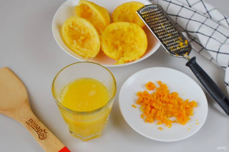 Вымойте тщательно апельсины. Снимите цедру с одного апельсина, для теста будет достаточно. А вот сок отожмите с двух, нужно 150 мл. сока в тесто, 1-2 ст.л. сока для глазури.