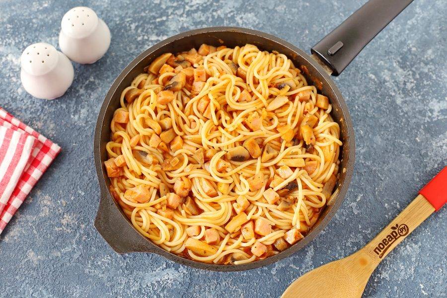 Соедините спагетти и соус. Перемешайте, прогрейте и снимите с огня. Спагетти по-милански готовы.