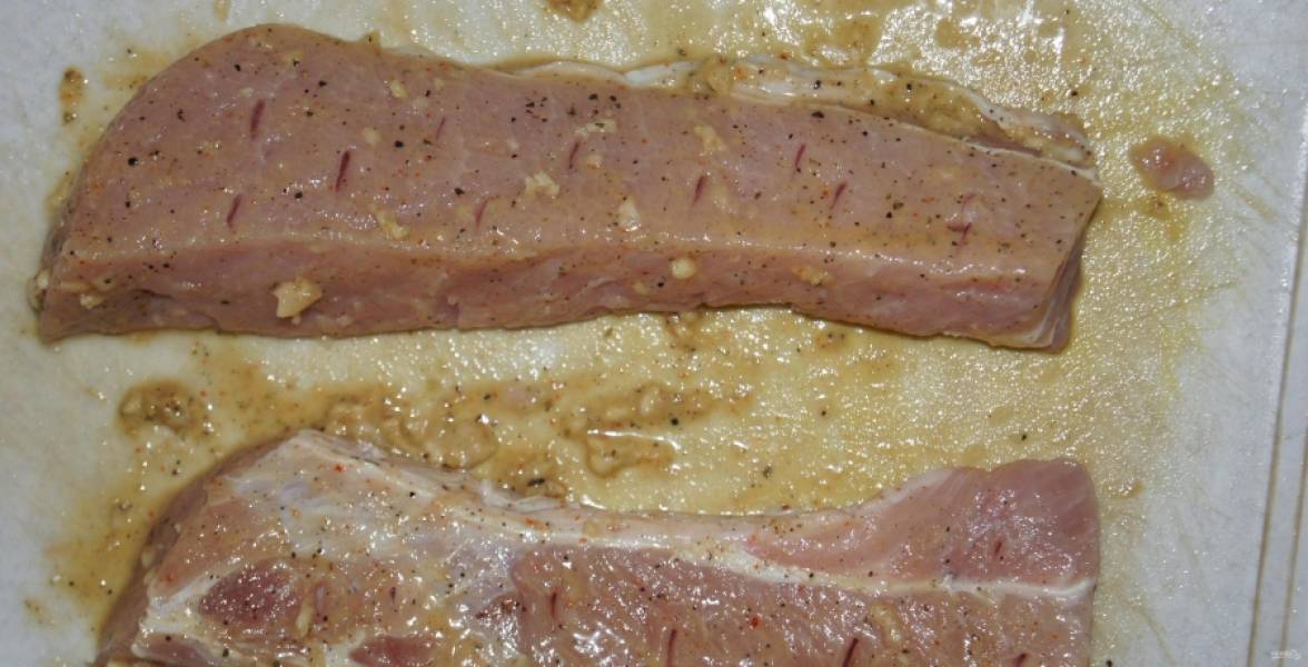 3.	Мясо выкладываю на доску и делаю небольшие надрезы по всему кусочку, натираю мясо полученной смесью.