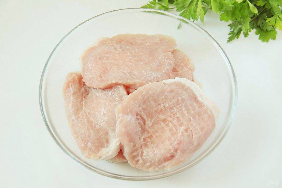 3. Мясо нарежьте кусочками, толщиной около 1 см. Отбейте с двух сторон молоточком и сложите в глубокую миску. 
