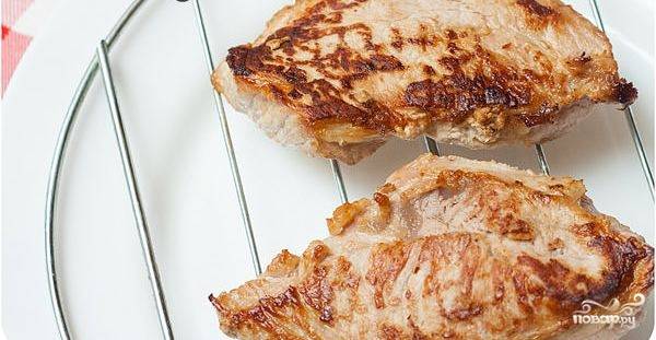 стейки из свинины на сковороде сочные и нежные рецепт с фото пошагово | Дзен