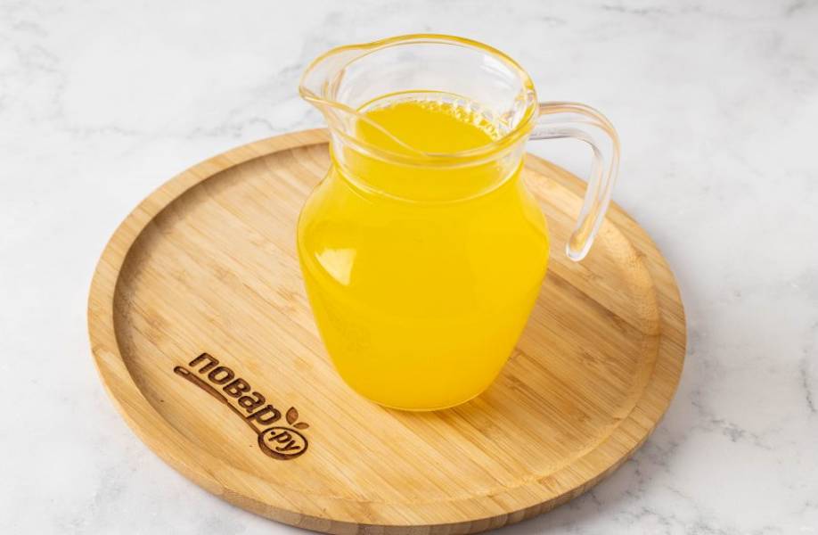 Процедите напиток через сито. Перелейте в кувшин. Остудите, чтобы напиток стал тёплым. Добавьте лимонный сок и мёд.