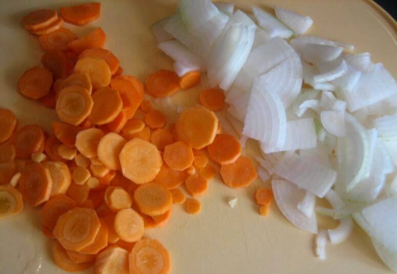 Пока грибы кипят, чистим овощи и нарезаем морковь кружочками, а лук на четвертинки.