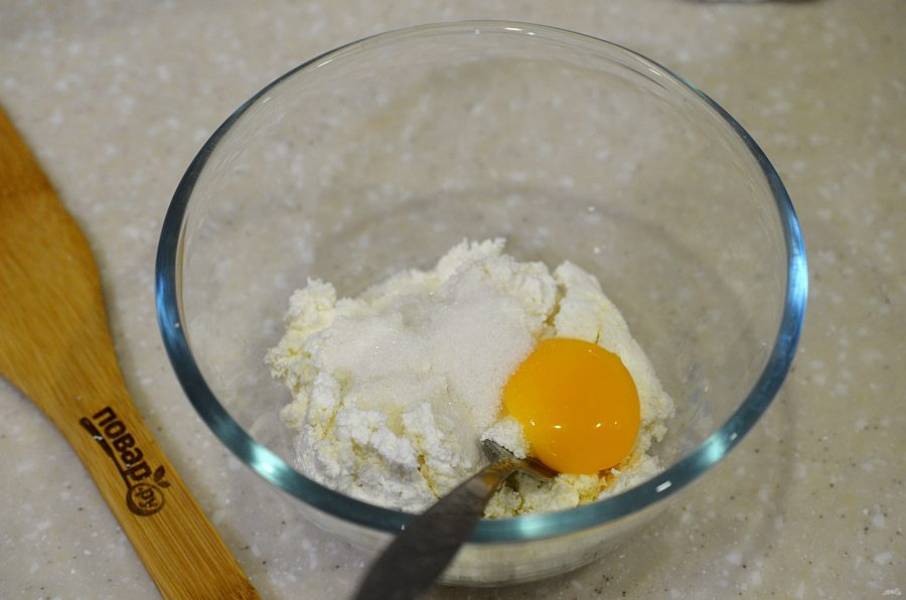 2. Добавьте соль, сахар и яйцо.