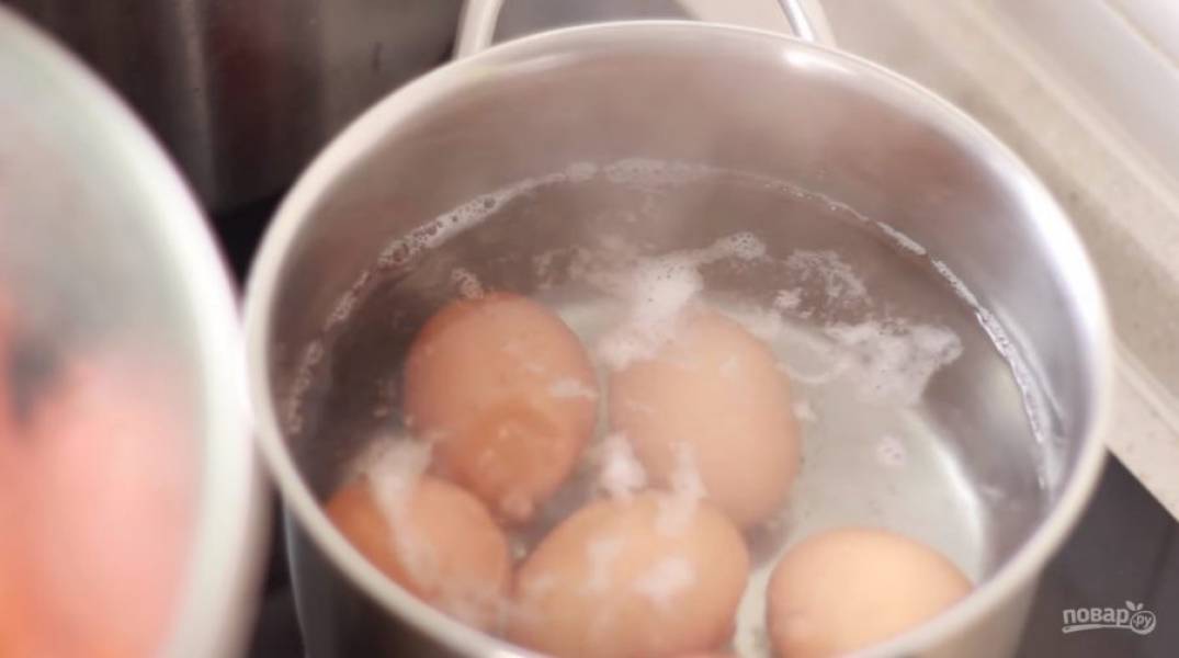 Отварите яйца 9-10 минут.