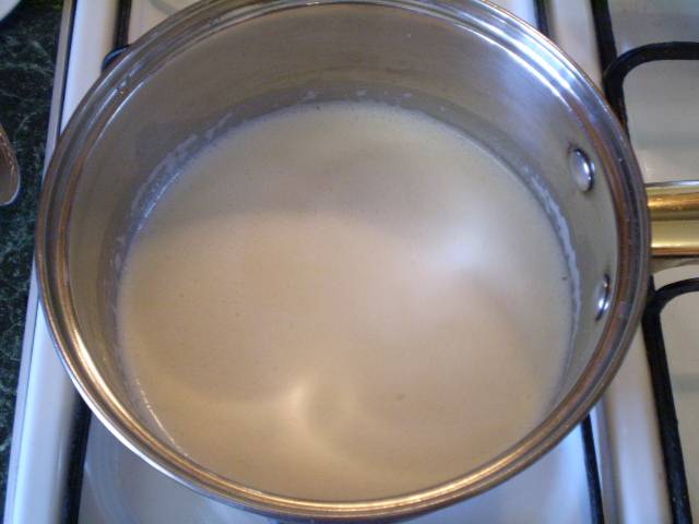 5. В горячее молоко тонкой струйкой влейте яичную смесь. Перемешивайте постоянно и варите до загустения, не доводите до кипения, иначе яйца могут свернуться.