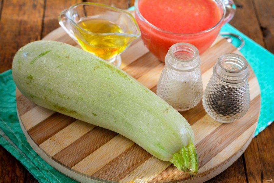 Подготовьте ингредиенты для приготовления кабачков тушеных в томате.