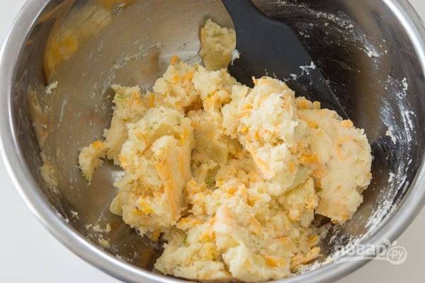 3.	Смешайте картофель, сливочное масло, йогурт (сметану), половину натертого на терке сыра, обжаренный лук.