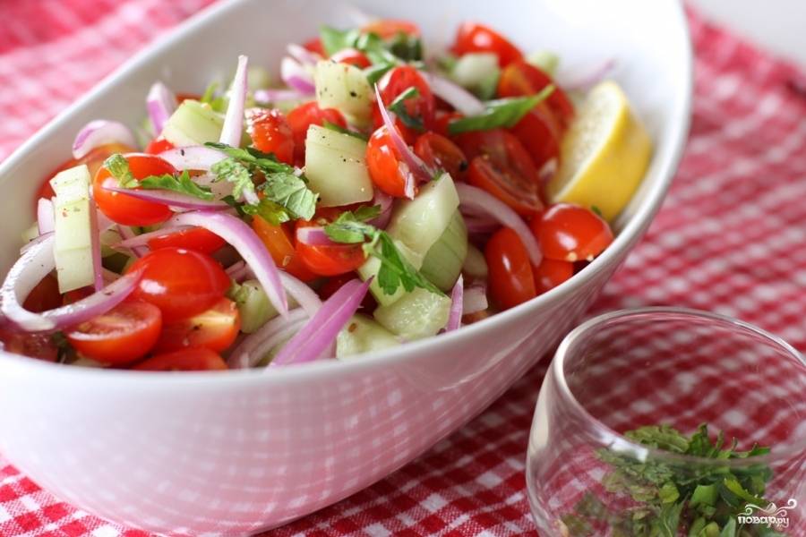 Салат с горчичной заправкой и помидорами черри