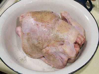 Подготавливаем курицу к запеканию: моем и натираем курицу всеми специями, солью, затем выдавливаем чеснок и также им натираем курицу. После чего заворачиваем курицу в пищевую пленку и ставим в холодильник на 1 час, кто хочет чтобы курица пропиталась побольше могут морозить ее до 12 часов.