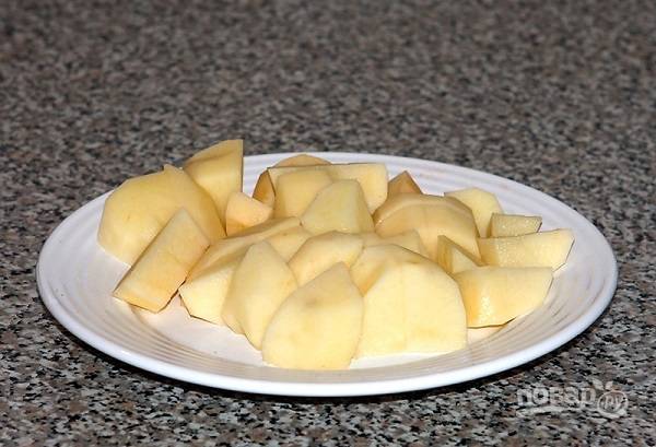5. Очистите и нарежьте небольшими кусочками картофель. Выложите в кастрюлю и варите на среднем огне до мягкости. В процессе посолите и добавьте любимые специи. 