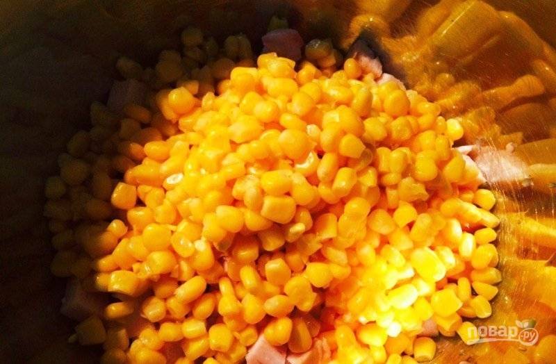 Соедините в салатнице курицу, кукурузу и сыр. Добавьте пропущенный через пресс чеснок.