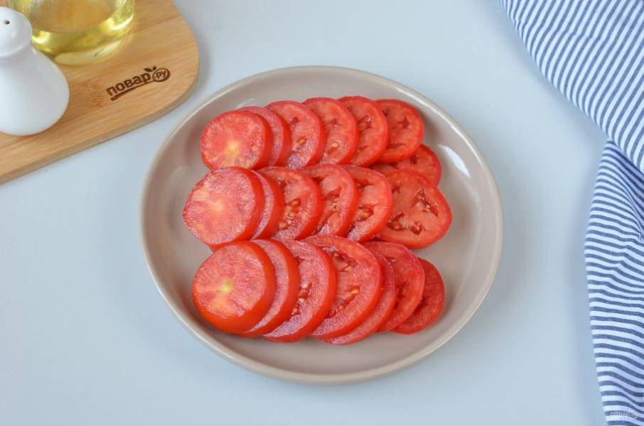 Порежьте колечками помидоры.