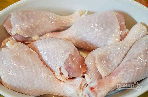 Куриные голени помойте и выложите в форму.