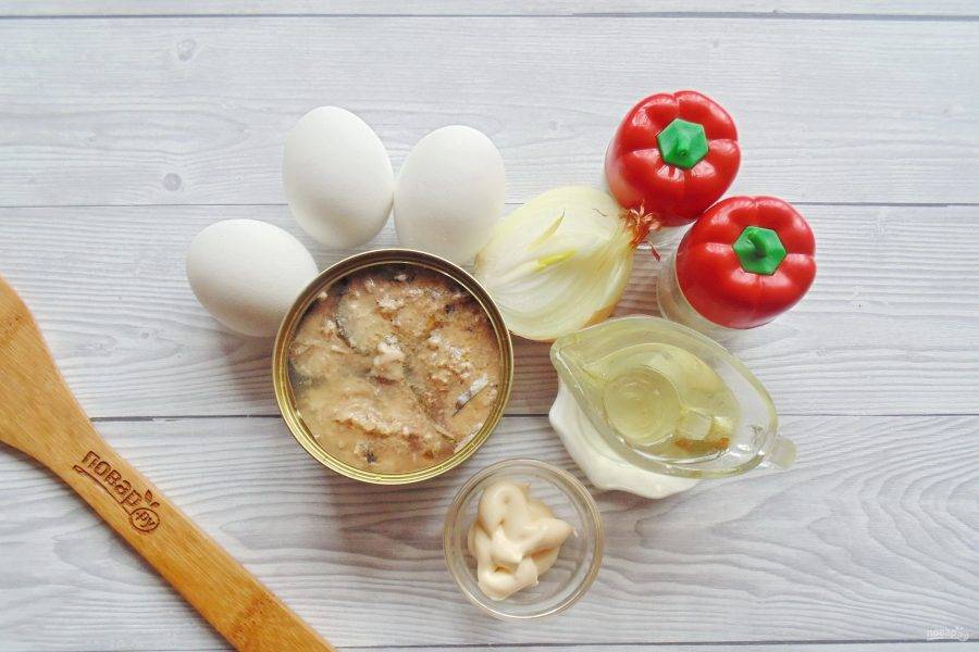 Подготовьте ингредиенты для приготовления яиц фаршированных скумбрией.