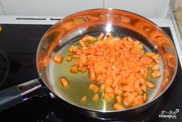 2. Выложите на сковороду с небольшим количеством оливкового масла и обжарьте. Добавьте щепотку соли и сушеный базилик.