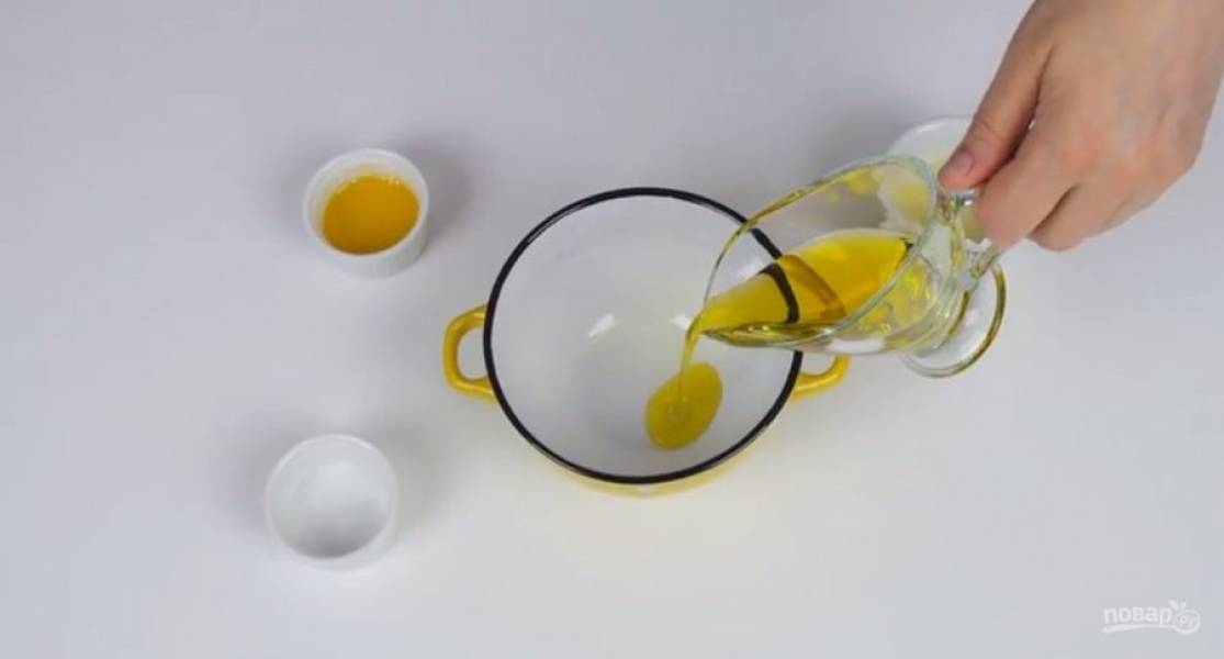 1. Оливковое масло соедините с лимонным соком, медом и солью. Тщательно перемешайте. Нарежьте салатный лук полукольцами и добавьте к заправке.
