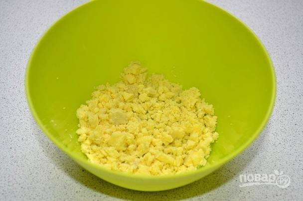 2. Остудите и очистите яйцо, отделите желток и разотрите его в небольшой мисочке.