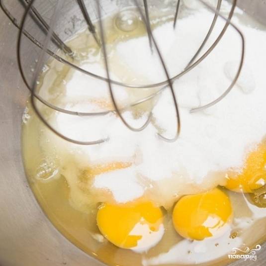 1. Включите духовку нагреваться на 180 градусов. Яйца взбейте с сахаром и экстрактом миндаля, масса должна увеличиться в объеме в три раза.