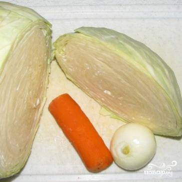 300 грамм белокочанной капусты промываем под холодной водой, чистим лук и морковь.