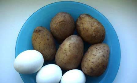 Картофель сварите в мундире. Яйца варим вкрутую.