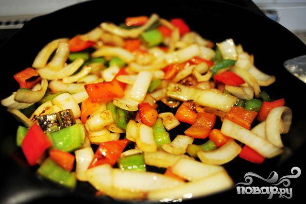 2. Нарезать овощи на крупные куски. Нагреть сковороду на огне и добавить оливковое масло. Готовить овощи на сильном огне, пока они не начнут приобретать коричневый цвет. Убрать овощи из сковороды и отложить в сторону.
