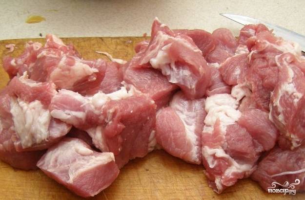 1. Возьмите мякоть свинины (лучше шею). Помойте. Зачистите от лишних пленок, твердых вкраплений. Порежьте на порционные куски. 