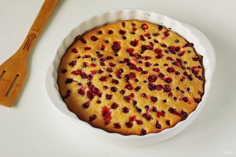Открытый клюквенный пирог с целыми ягодами клюквы и сметанной заливкой