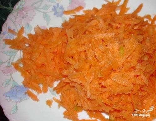 6. Морковь помойте, очистите и натрите на крупной терке.