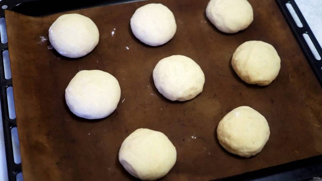 Сформируйте из теста 8-10 булочек, поместите их на противень и оставьте для расстаивания на 10-15 минут.