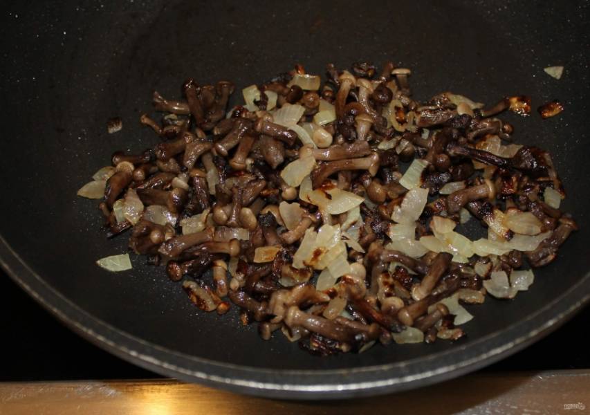 3. Отдельно обжариваем лук и грибы (любые по вкусу, но лучше брать шампиньоны, они быстро готовятся).