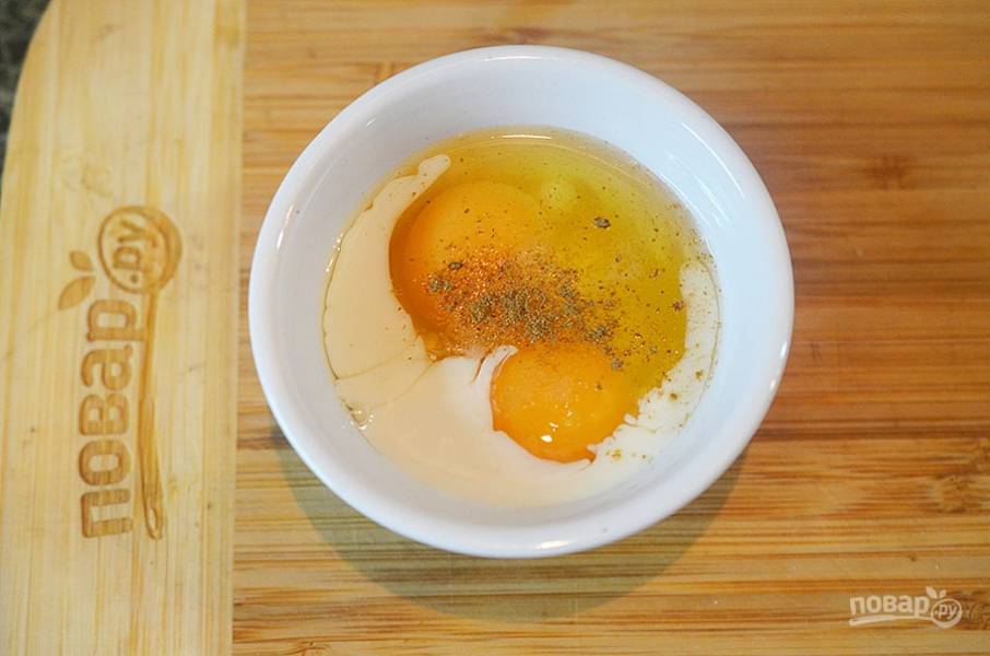 1. В небольшой мисочке соедините яйца, молоко, соль и перец. Размешайте вилкой.
