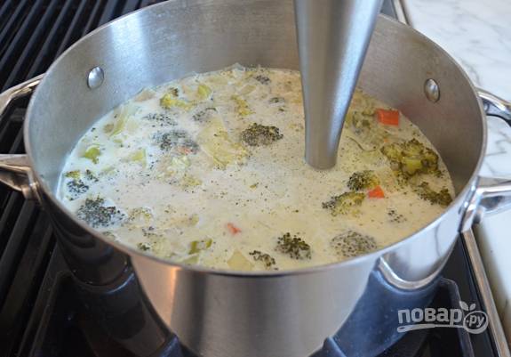 8. Затем блендером взбейте суп до кремообразного состояния.