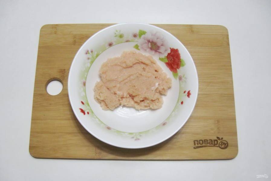 Куриное филе помойте и пропустите через мясорубку или измельчите блендером.