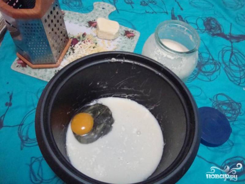 3.	В чашке взбиваем яйцо, добавляем сюда молоко. На крупную терку натираем сыр. Сливочным маслом смазываем жаропрочную посуду или противень, присыпаем панировочными сухарями.
