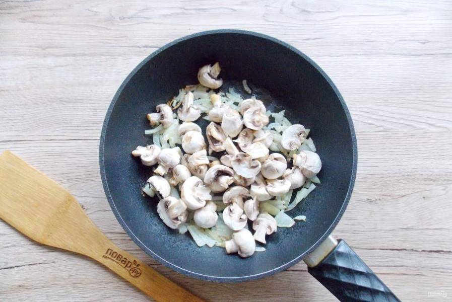 Шампиньоны помойте, очистите и добавьте в сковороду к луку. Крупные грибы нарежьте, а мелкие можно не резать.