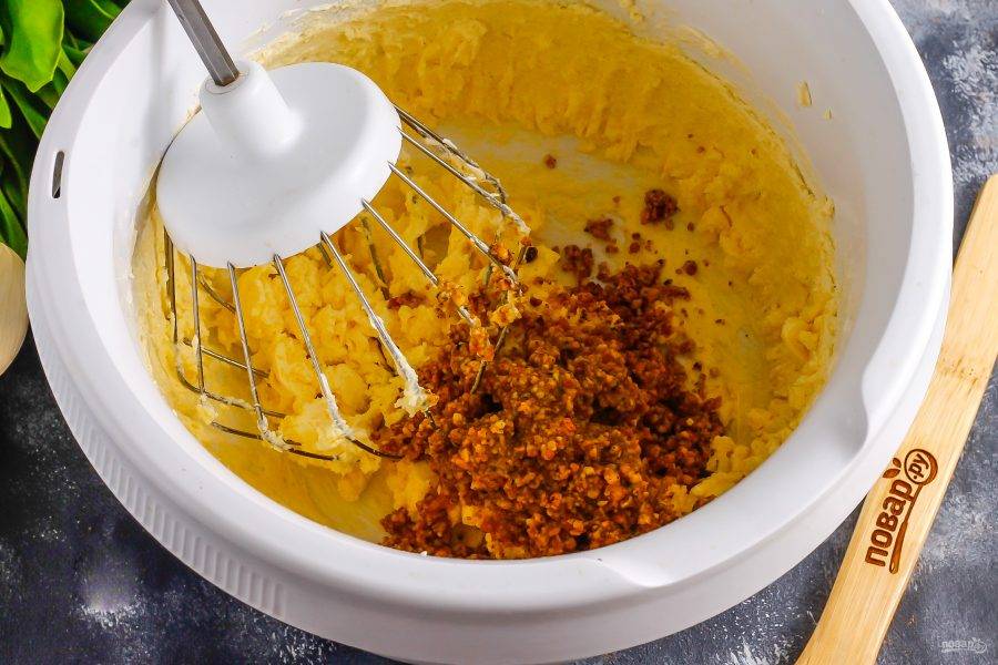 Вмешайте во взбитое масло ореховую крошку примерно 2-3 минуты.