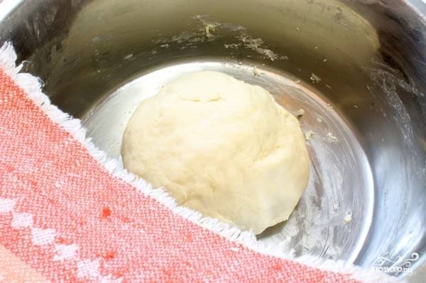 3.	Замешиваем тесто, добавляем в самом конце растительное масло, формируем шарик, кладем его в миску, накрываем полотенцем и оставляем при комнатной температуре, тесто должно подняться в 2-3 раза.