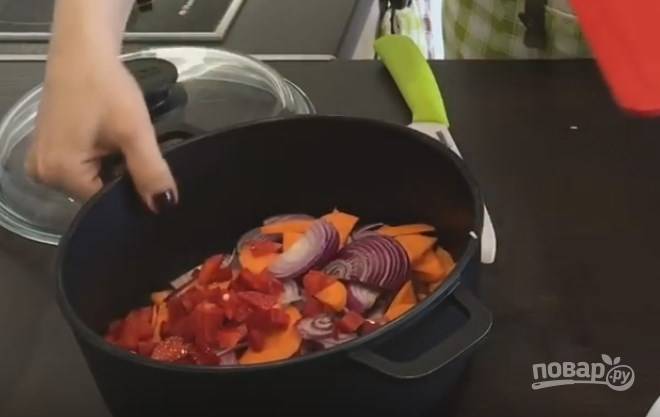 2. Лук нарежьте полукольцами, морковь — кольцами, половину болгарского перца — небольшими кубиками. Всё отправьте к мясу, посолите и перемешайте. 