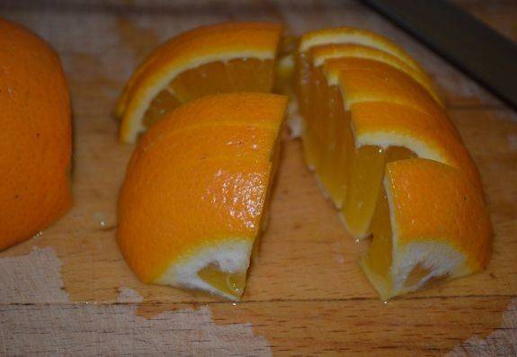 2. После этого нарезаем апельсин. Сразу нарежьте его кольцами, после чего разделите эти кольца еще напополам или на четвертинки.