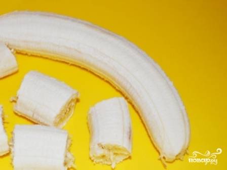 Очистим банан и тоже нарежем кусочками.