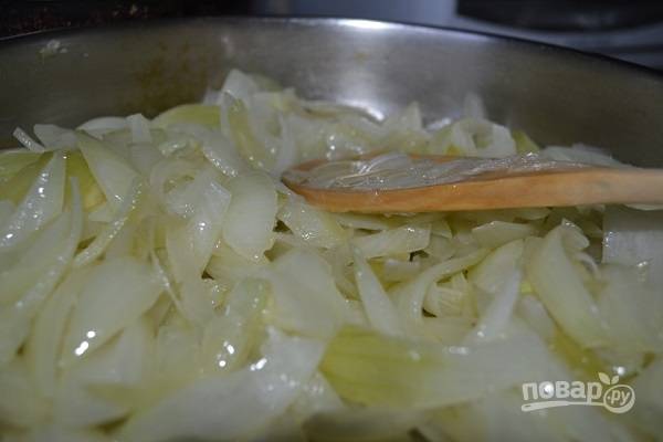 3. На сковороде разогрейте растительное масло со сливочным. Очистите и измельчите лук. Выложите его на сковороду и обжарьте, помешивая. 