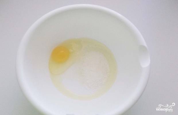 В миске разотрите яйцо с сахаром.