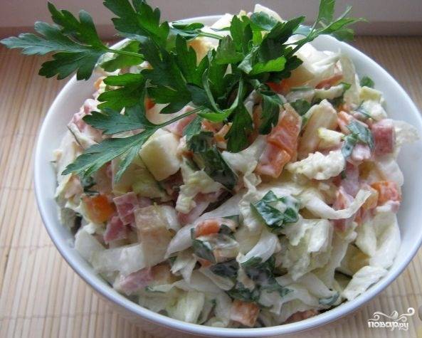 8. Перемешиваем продукты, украшаем салатик веточкой зелени и подаем его к столу.